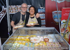 Rechts: Mary Jahnke bij Jay&Joy - vegan kaasalternatieven. 